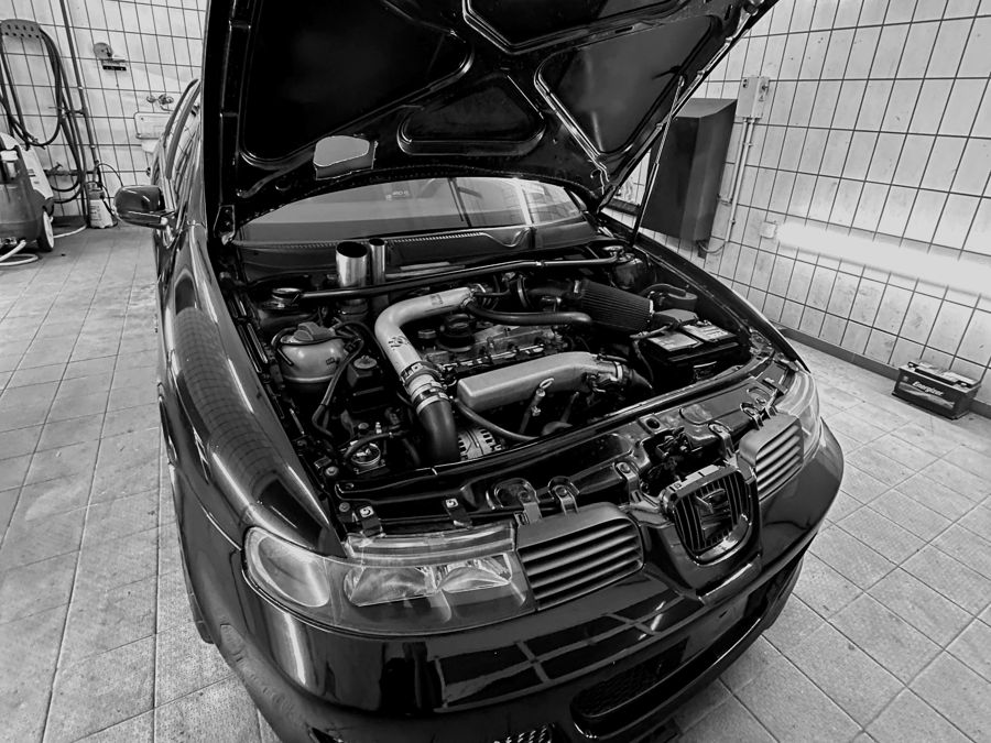 Seat Leon mit geöffneter Motorhaube